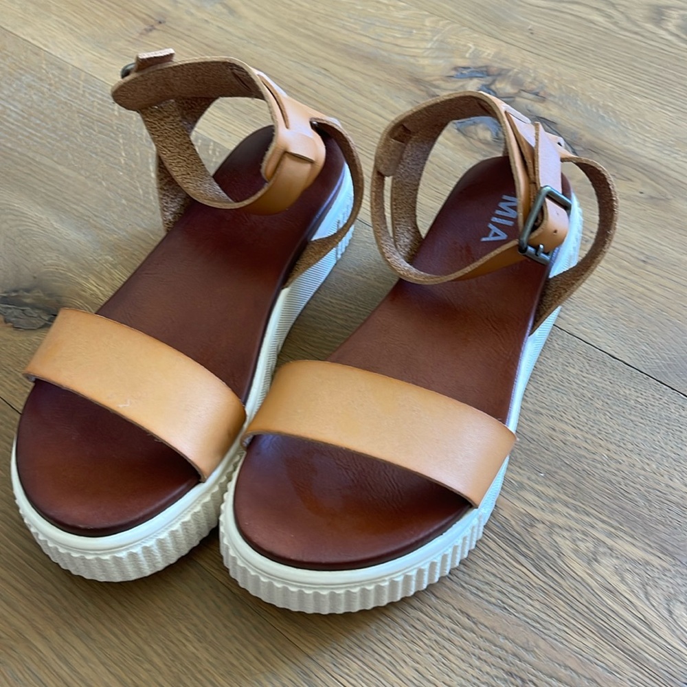 Mia Ellen tan leather sandal. 7.5